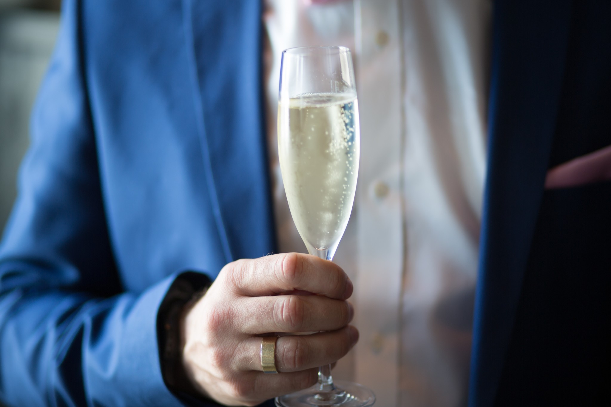 Wat is de juiste manier op champagne te openen en te serveren?